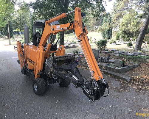 27. Hřbitovní rypadlo Boki 2552E