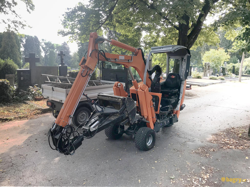28. Hřbitovní rypadlo Boki 2552 E