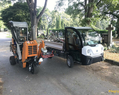 30. Hřbitovní rypadlo Boki 2552E spolu s užitkovým elektromobilem Goupil G4