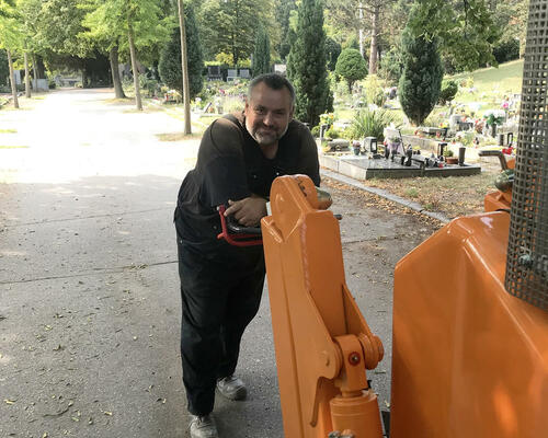31. Strojník Vaculík odpočívá po práci