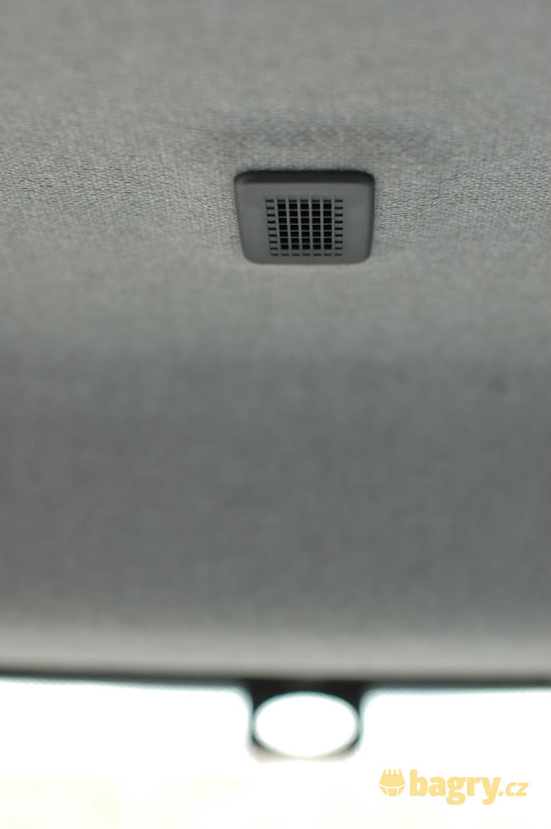 14. Mikrofon handsfree ve stropním čalounění