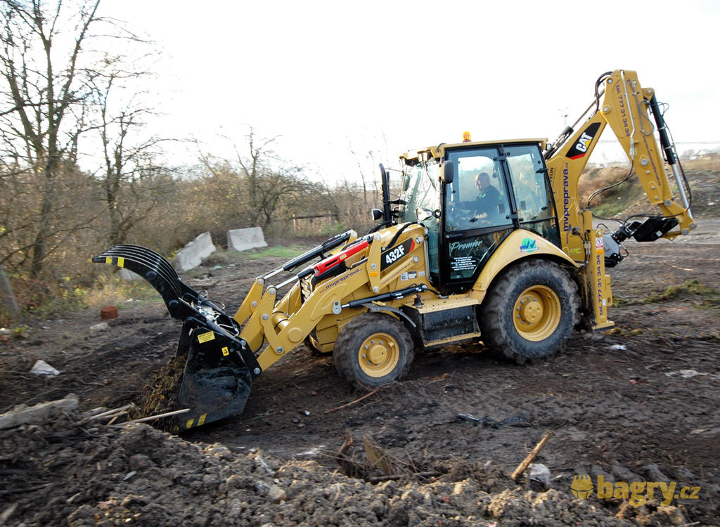 Traktorbagr Caterpillar 432F nabírá materiál