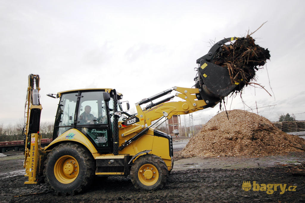 Traktorbagr Caterpillar 432F veze materiál