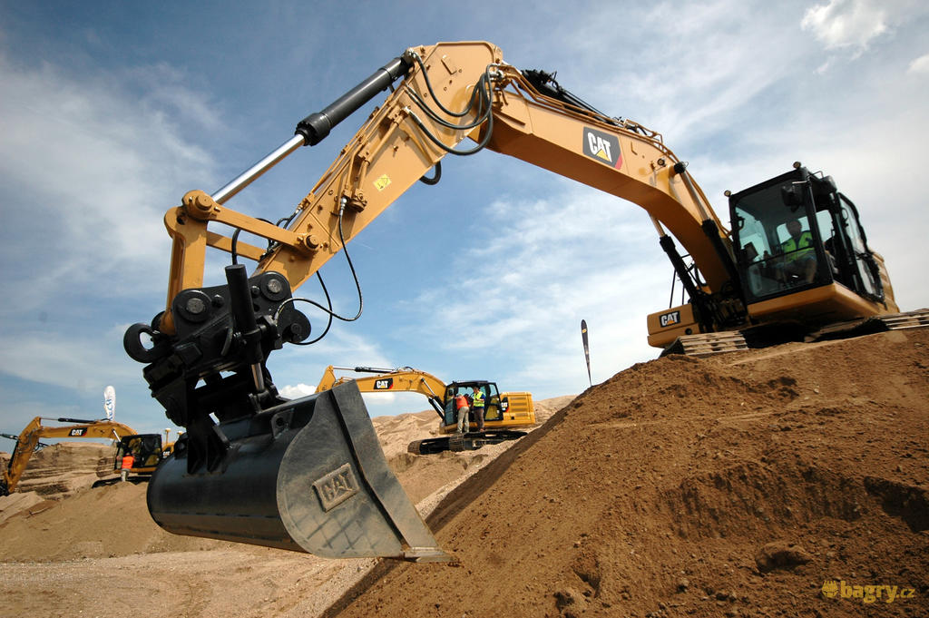03. Pásové rypadlo Caterpillar 320GC