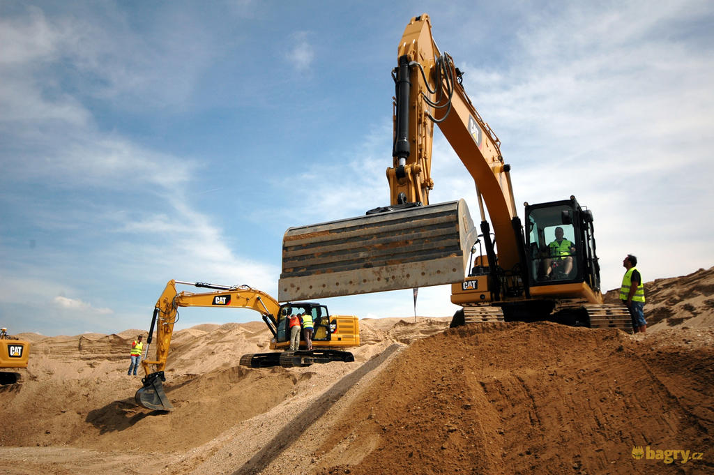 08. Caterpillar 320 a 320GC