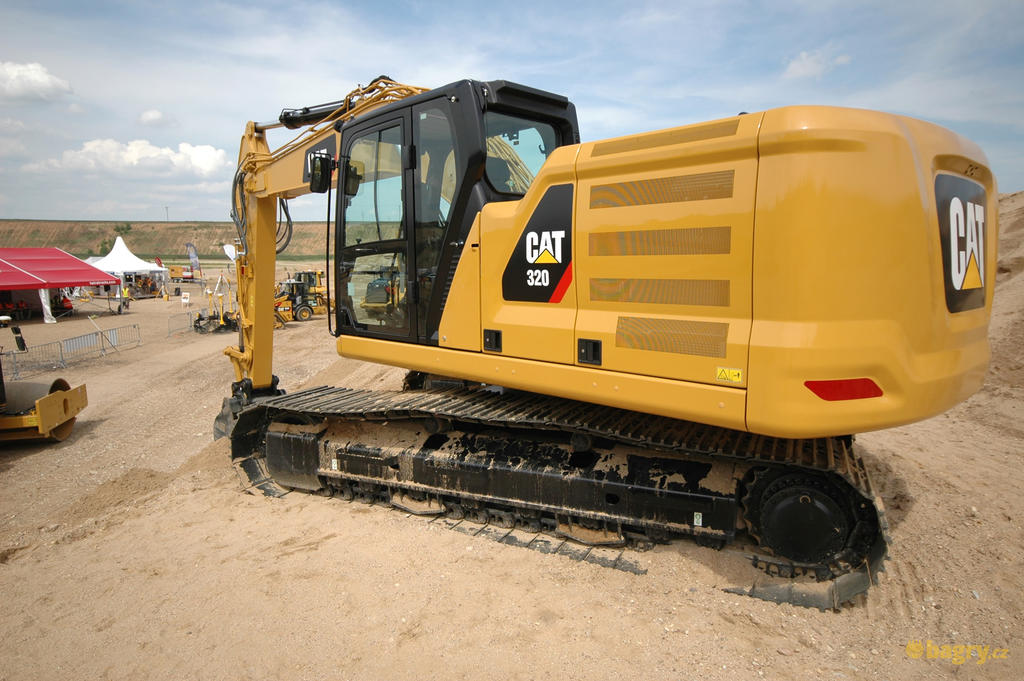 09. Caterpillar 320