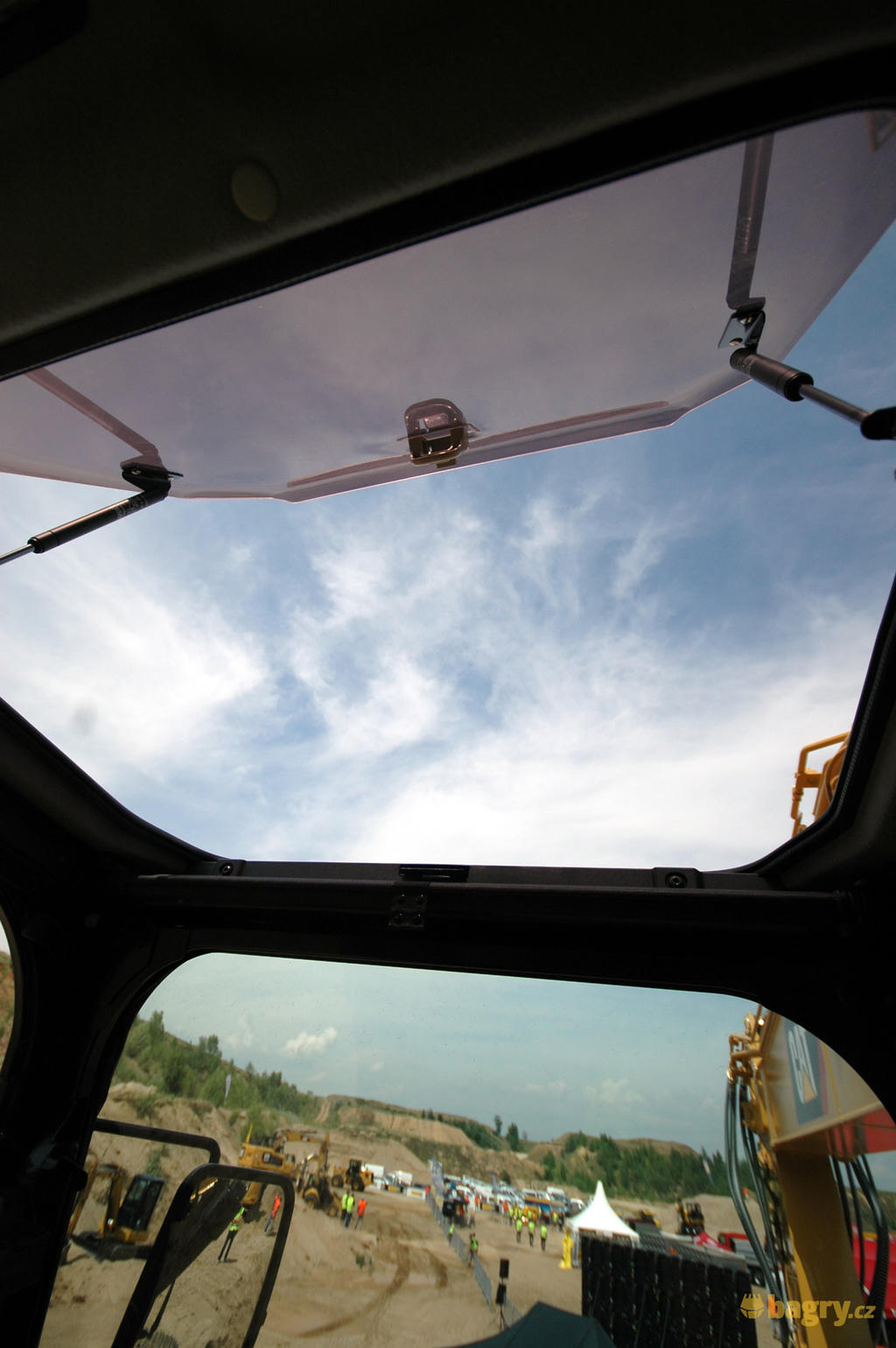 34. Caterpillar 320 - výklopné střešní okno