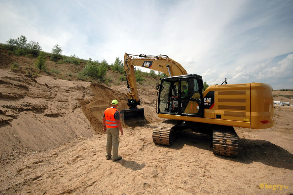 52. Caterpillar 320GC