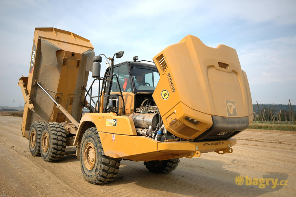 Caterpillar 730C2 s odklopenou kapotou