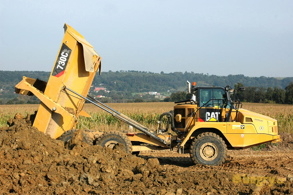 Caterpillar 730C2 s plně vyklopenou korbou