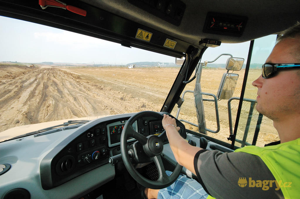 Za volant druhého dempru Caterpillar 730C2 usednul Daniel Kolísko