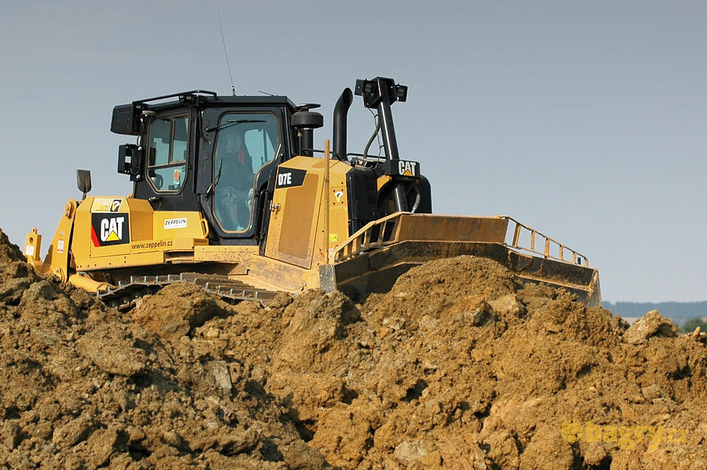 Caterpillar D7E: Recenze
