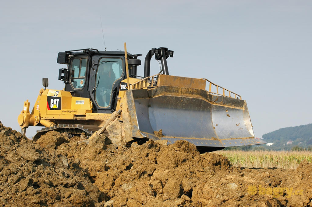 Dozer Caterpillar D7E firmy Vladimír Dostál