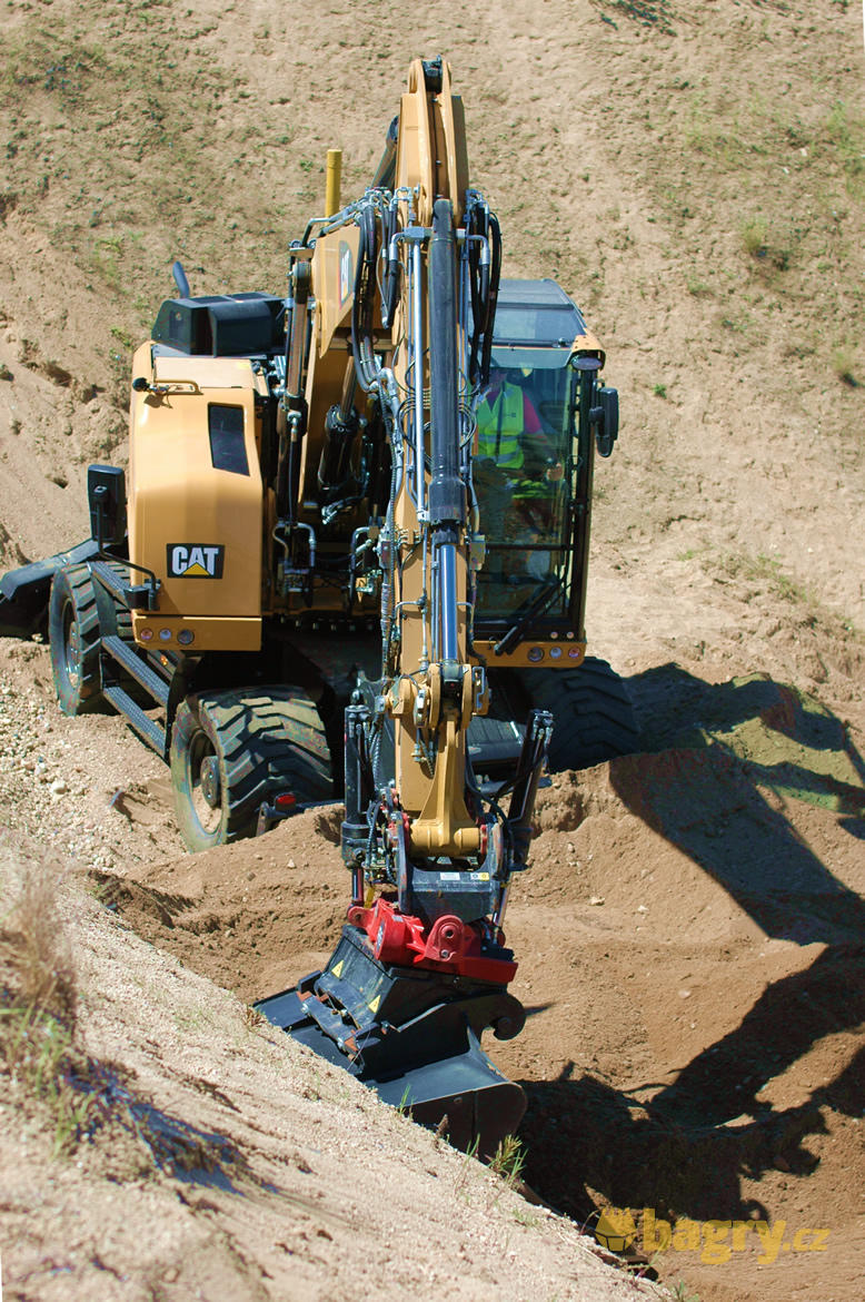 07. Kolové rypadlo Caterpillar M315F se lžící u stěny
