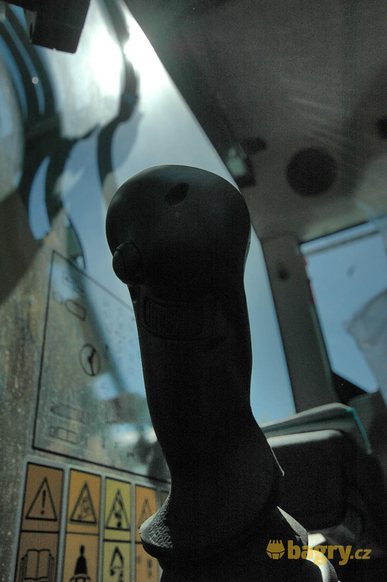 17. Pravý joystick zespodu