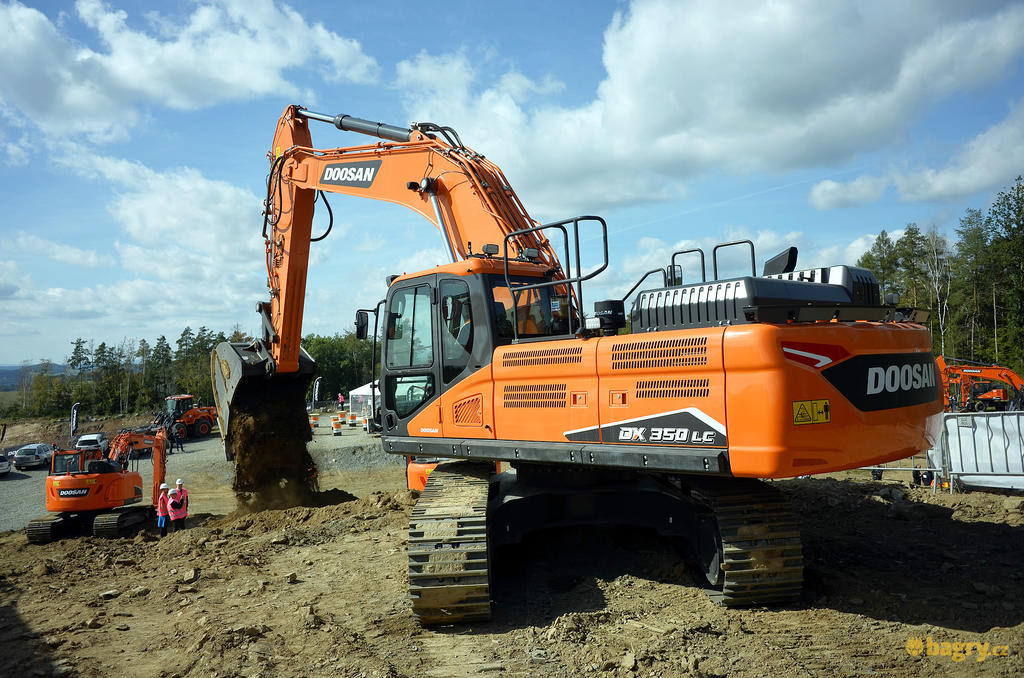 Doosan DX350LC efektně vysypává náklad