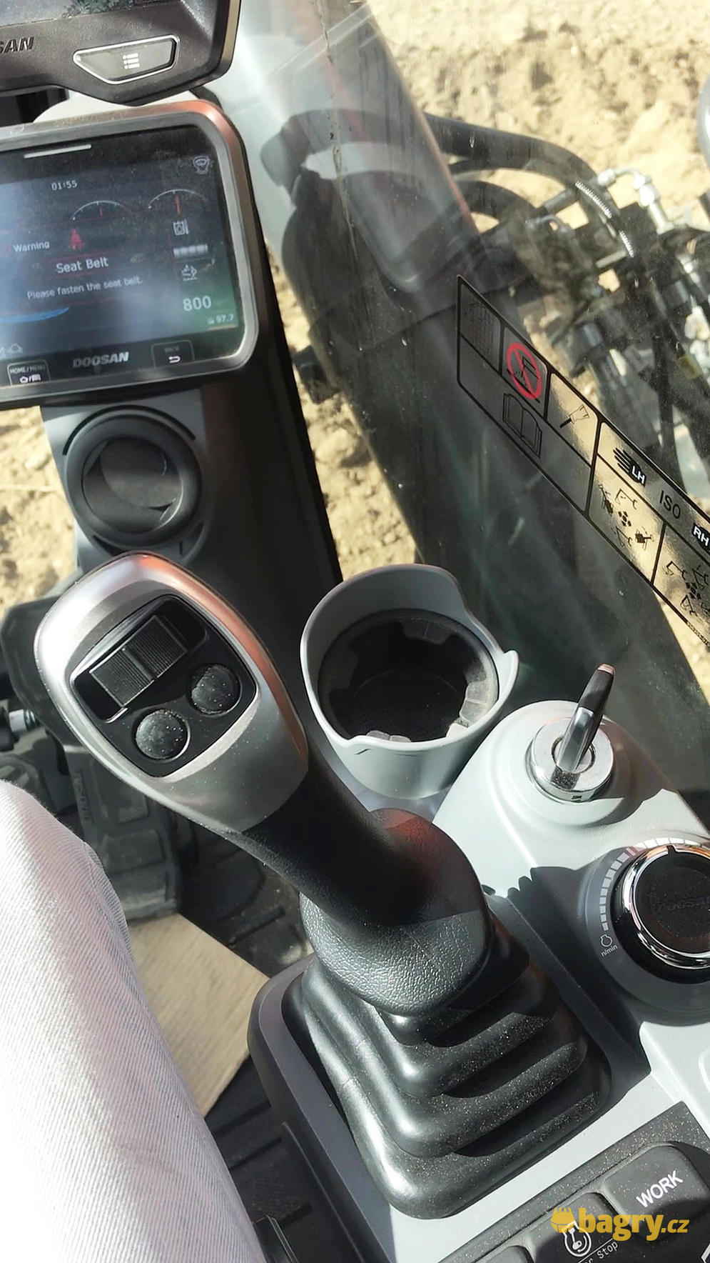 Joystick se zvláště zlehka chodícím posuvníkem