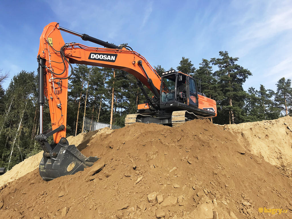 Doosan DX350LC na hliněném náspu
