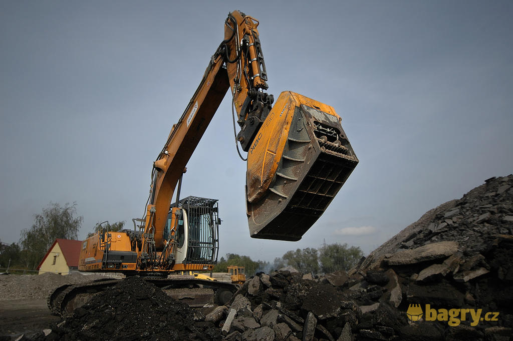 Drticí lopata Hartl Crusher HBC 750 žvýká i do stran