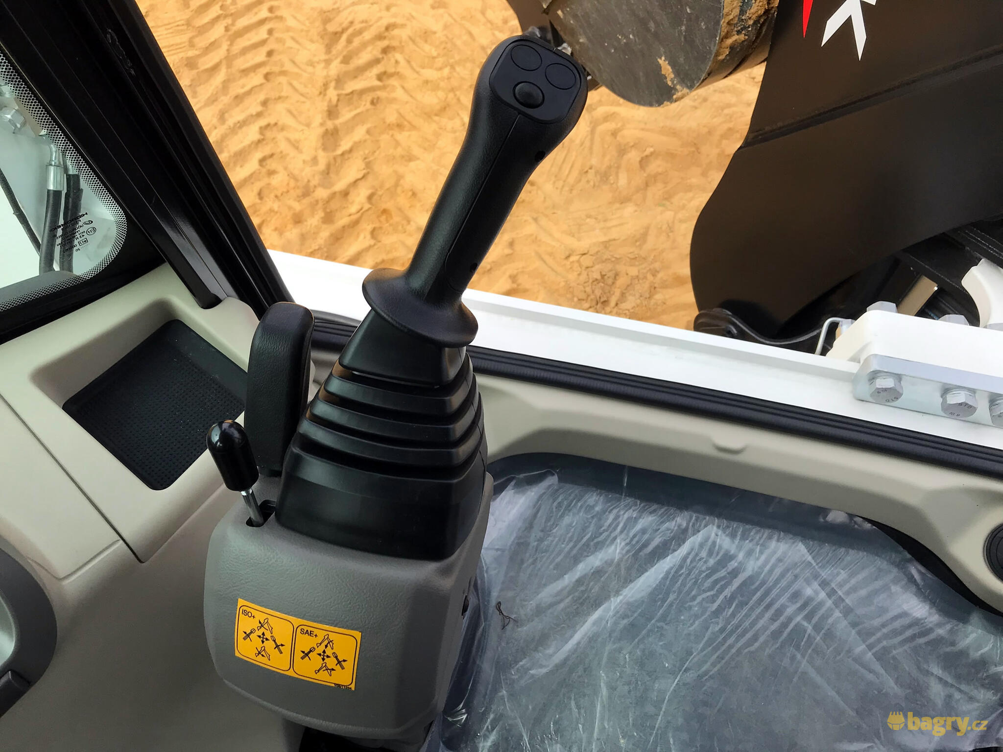 10. Levý joystick a odkládací prostor