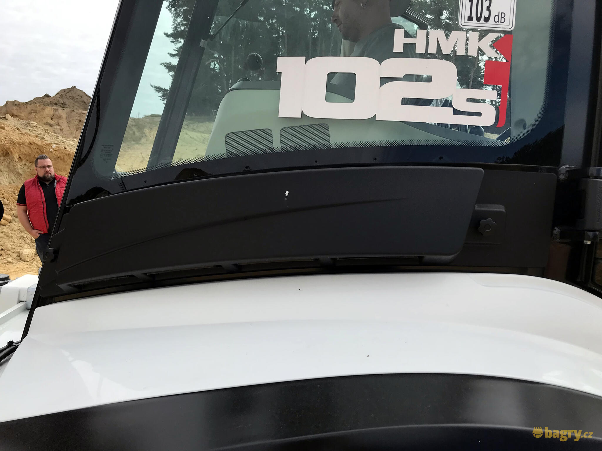 28. Kabinový filtr pod krytem