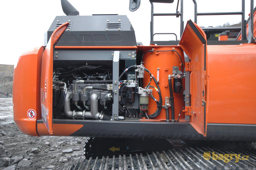 17. Filtry a hydraulická čerpadla pod levou kapotou