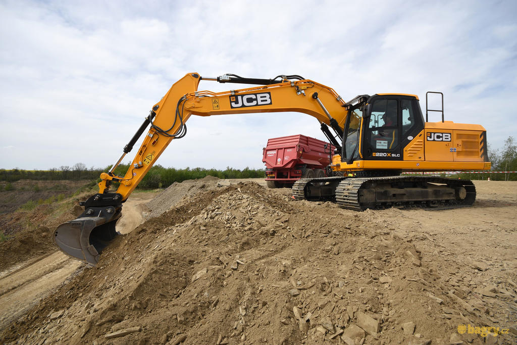 02. Pásové rypadlo JCB 220X SLC