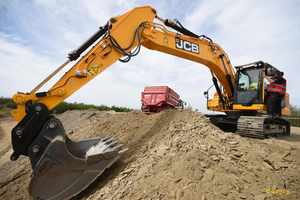05. JCB 220X SLC