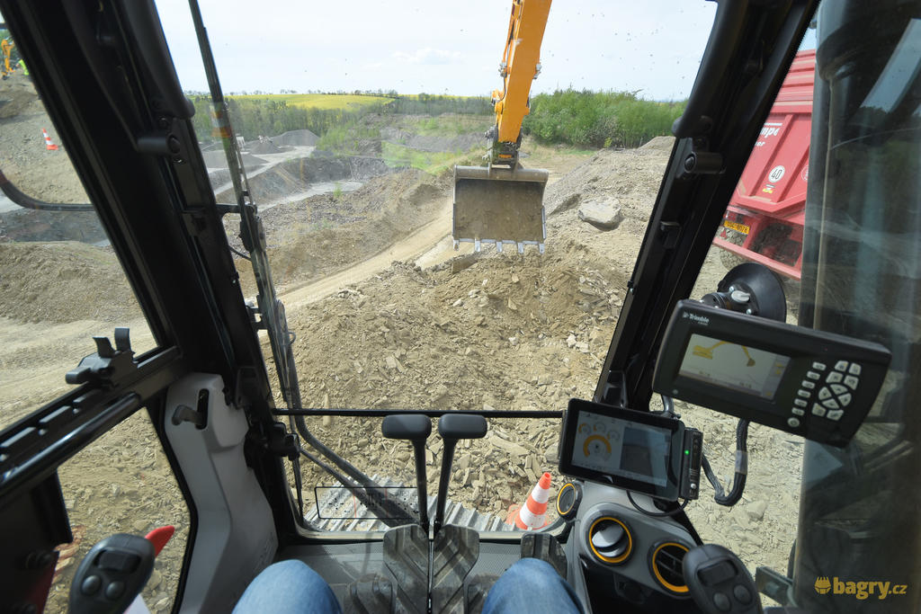 07. JCB 220X SLC - pohled z pozice strojníka