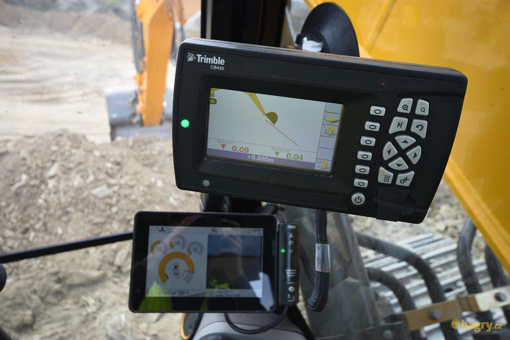 13. Ovládací jednotka CB450 nivelačního systému Trimble GCS Flex 2D