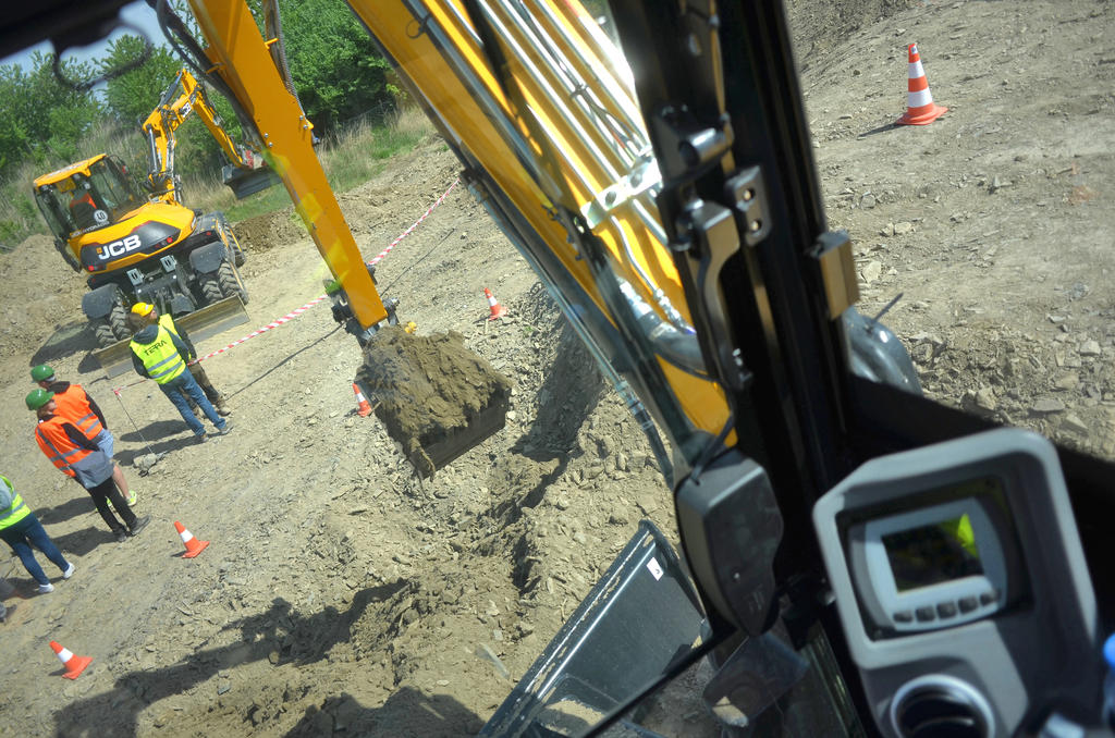 10. Pohled z kabiny midirypadla JCB 86C-1