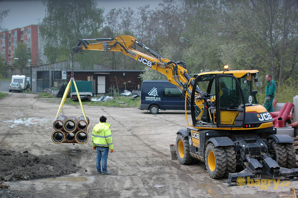 02. JCB Hydradig 110W s balíkem kameninových trub
