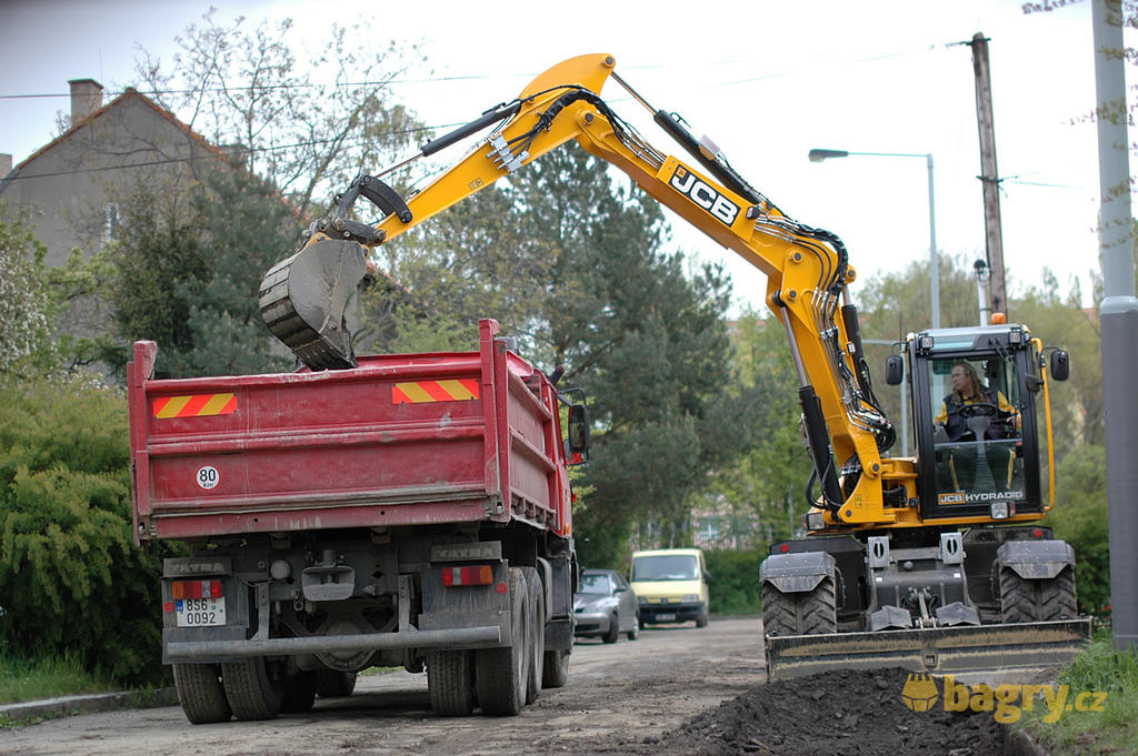 07. JCB Hydradig 110W nakládá Tatru T-815