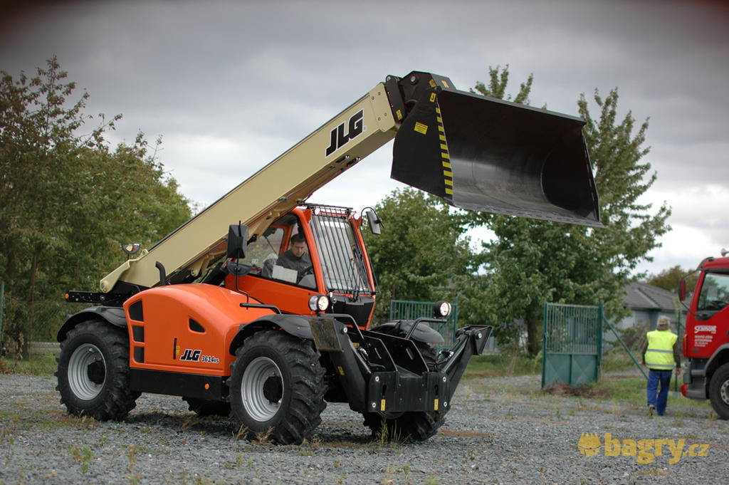 26. Teleskopický manipulátor JLG 3614RS s přizvednutým výložníkem