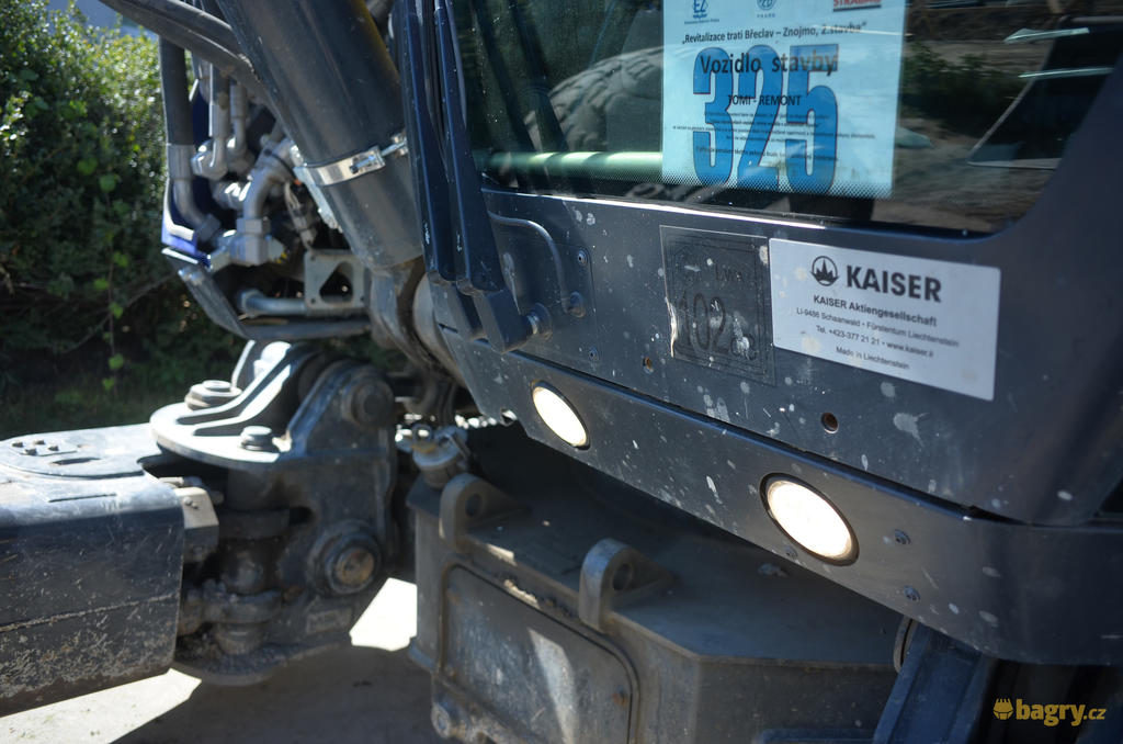 16. Kaiser S10 HP - pracovní světlomety pod kabinou