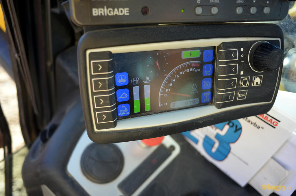 23. Kaiser S10 HP - přístrojový panel