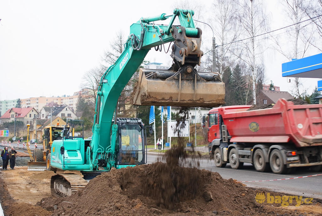 Kobelco SK260NLC-9: Svižný pracant láká strojníky na stavbu 