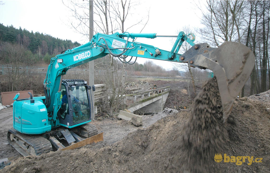 Kobelco SK75SR-3: Horlivý Japonec srká naftu po kapkách
