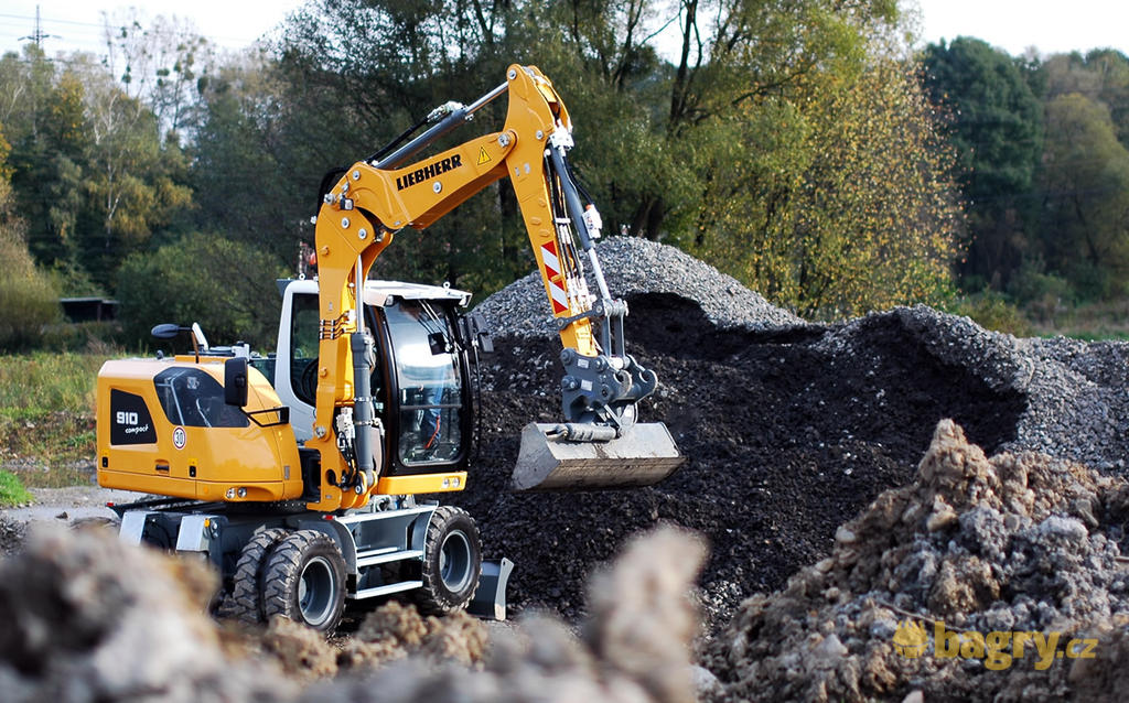 Kolové rypadlo Liebherr A910 umí trhat i pracovat „na kočičku“