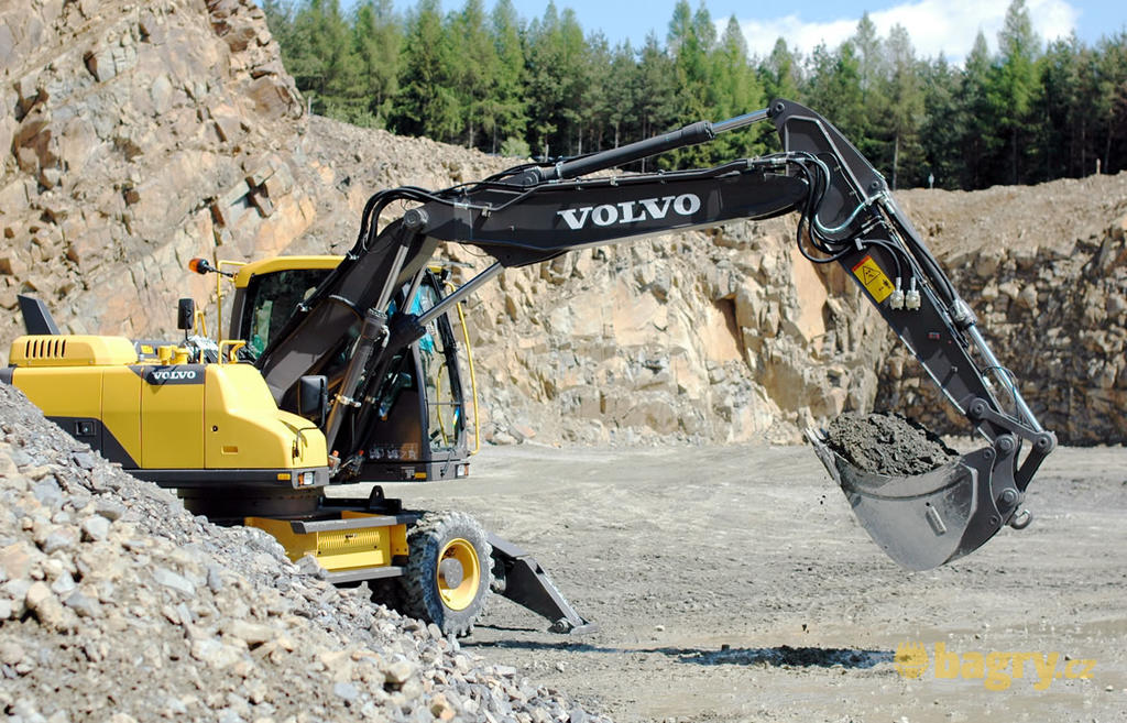 Kolové rypadlo Volvo EW 140D: Připravte si rototilty