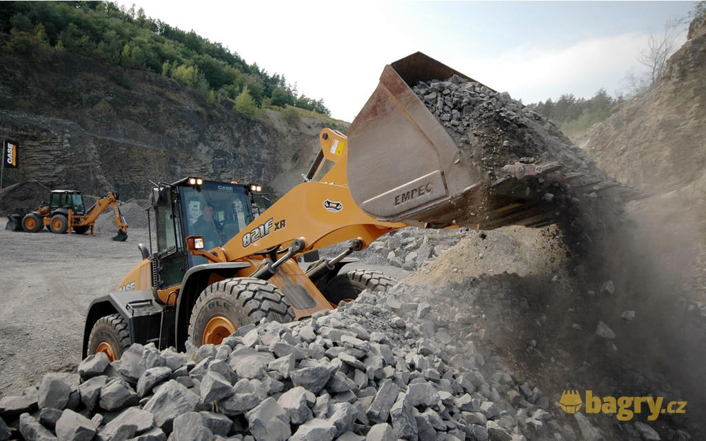 Kolový nakladač Case 821F XR: Solidní pracant detaily neřeší