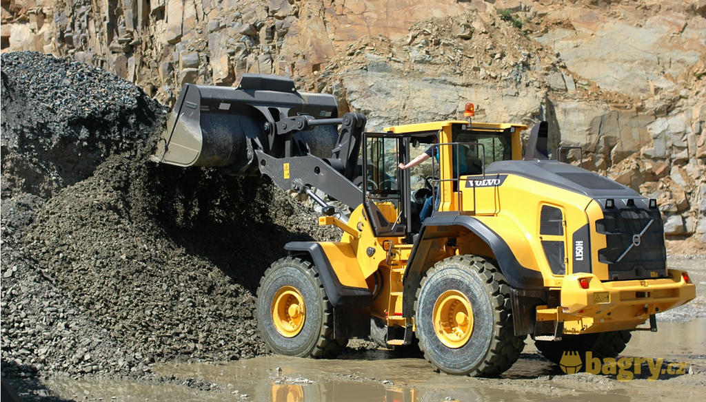 Kolový nakladač Volvo L150H myslí i za strojníka