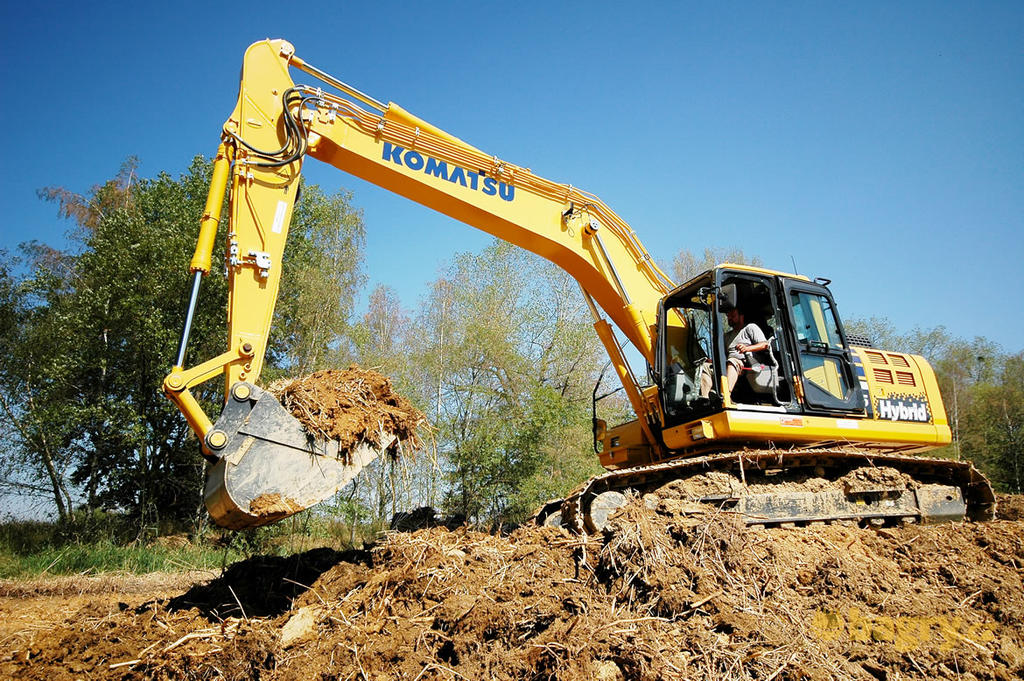 Komatsu HB215LC-2 šeptá o 30% úspoře