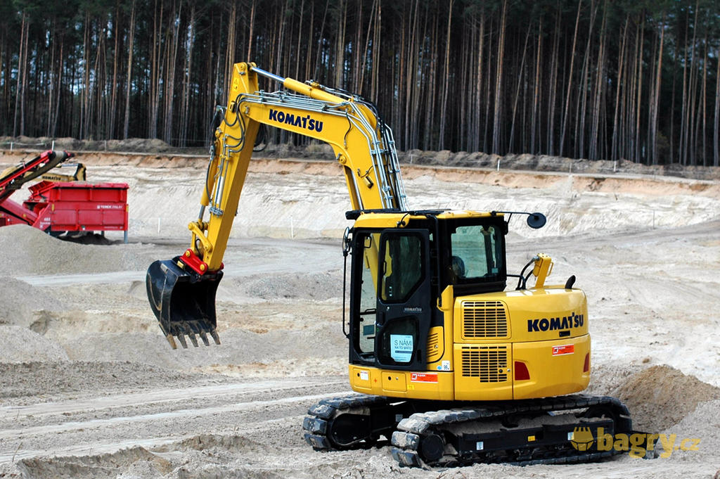 02. Pásové midirypadlo Komatsu PC88MR-10
