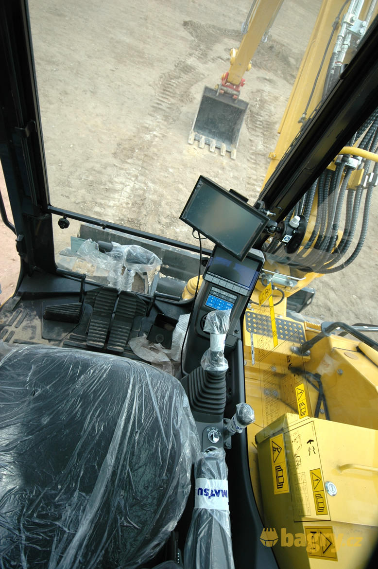 11. Pohled do kabiny Komatsu PC88MR-10