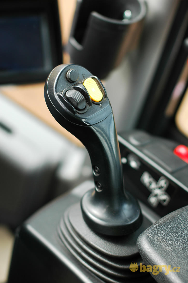 Multifunkční joystick nakladače