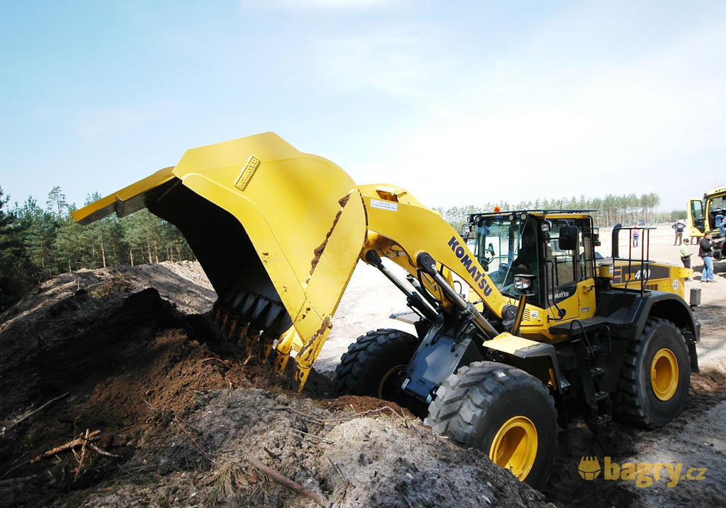 Komatsu WA470-7: Silný nakladač je se strojníkem jedna ruka