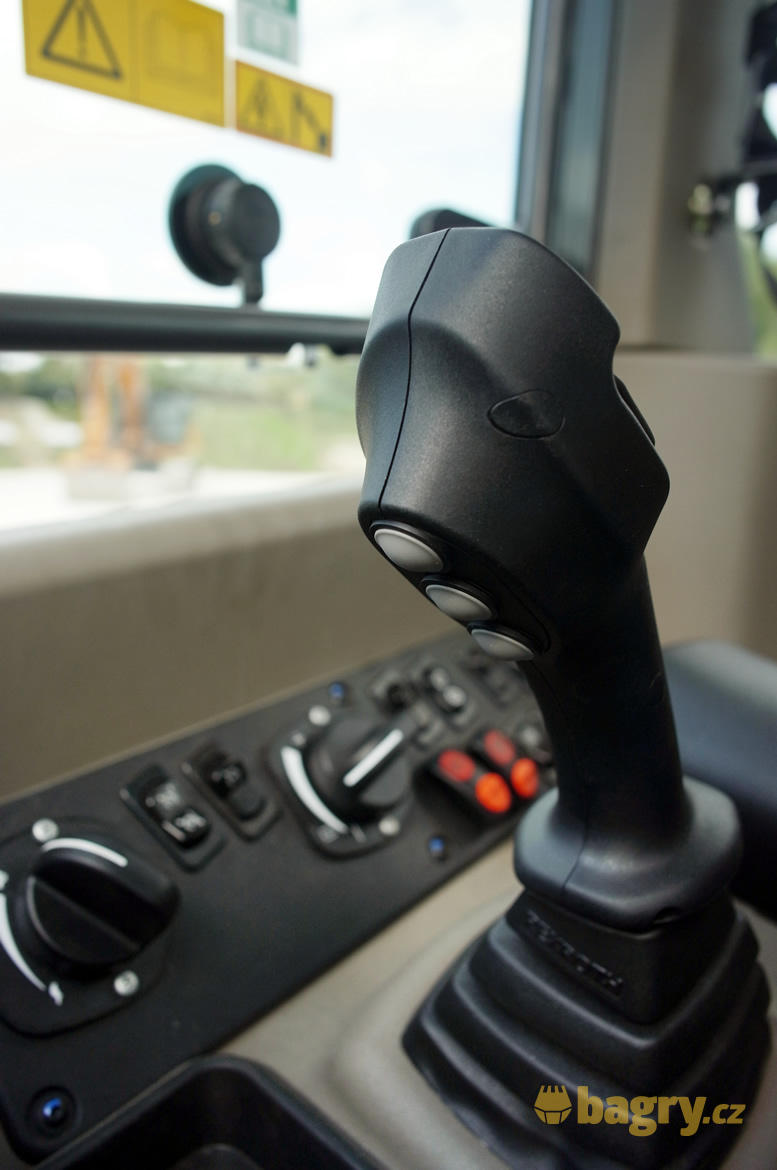 Joystick má tlačítka i zespodu