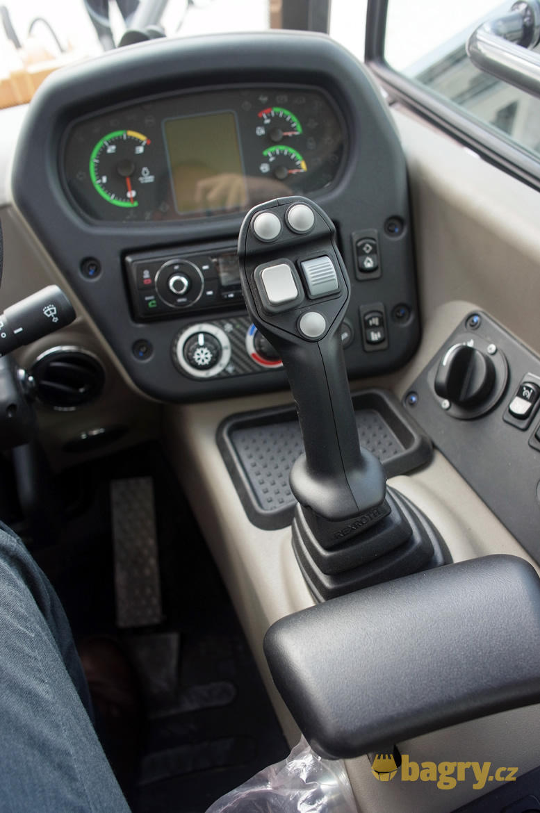 Multifunkční joystick před palubníími přístroji