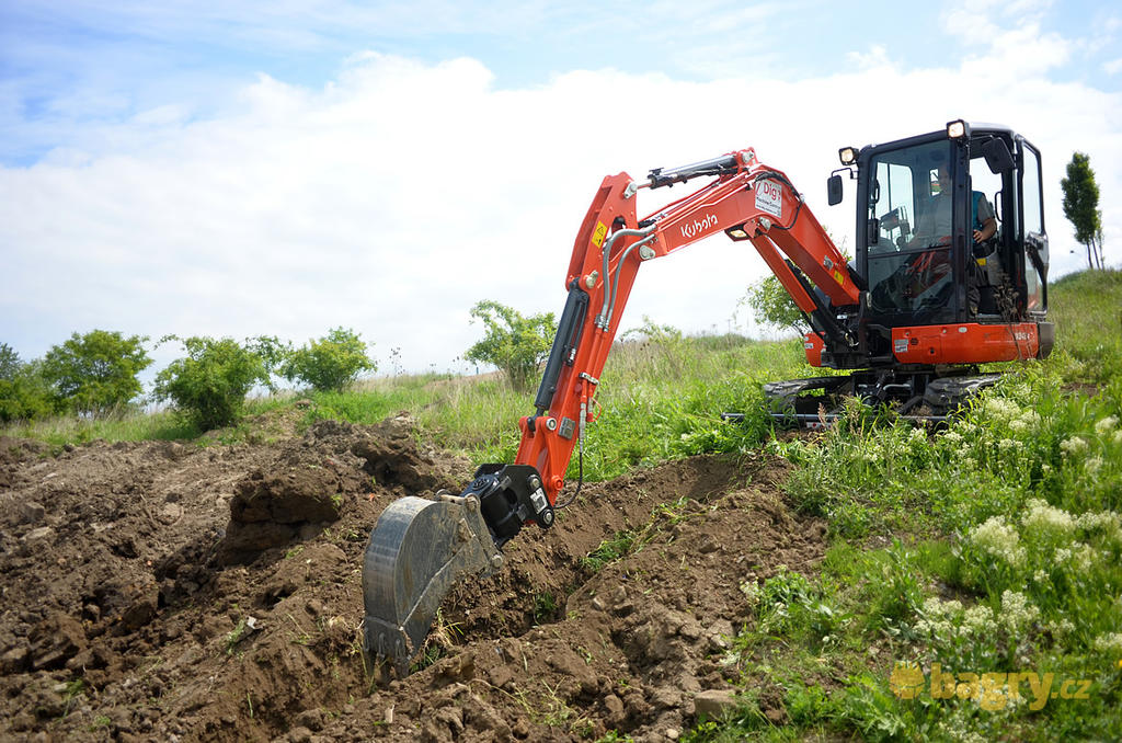 01. Pásové minirypadlo Kubota KX042-4